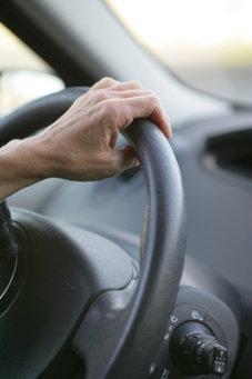 mains sur le volant d'une voiture