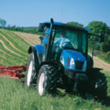 Tracteur dans un champ